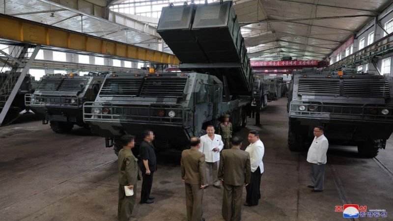زعيم كوريا الشماليّة يزور مصانع عسكريّة مشيدًا بالقدرة الإنتاجيّة&nbsp;