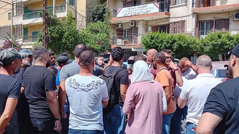 لبنان: أهالي طلاب المدارس والمهنيات الرسمية قطعوا الطريق أمام دائرة التربية في طرابلس
