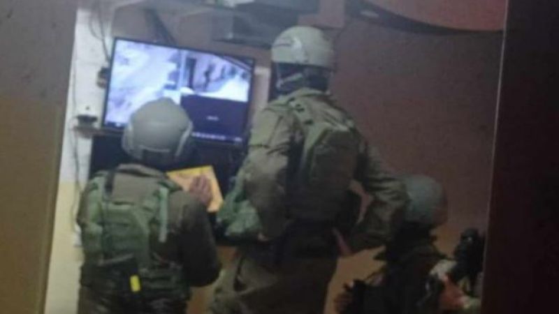 فلسطين: قوات الاحتلال تداهم المنازل والمحلات التجارية في الخليل وتصادر تسجيلات الكاميرات