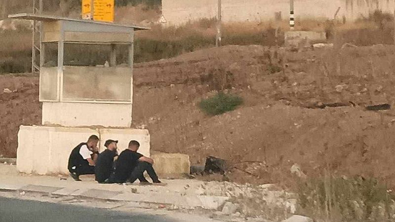 فلسطين المحتلة: الاحتلال يحتجز عددًا من الشبان على حاجز حوارة جنوب نابلس