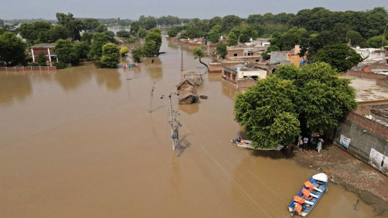 إجلاء نحو 100 ألف شخص بعد فيضانات شرق باكستان&nbsp;