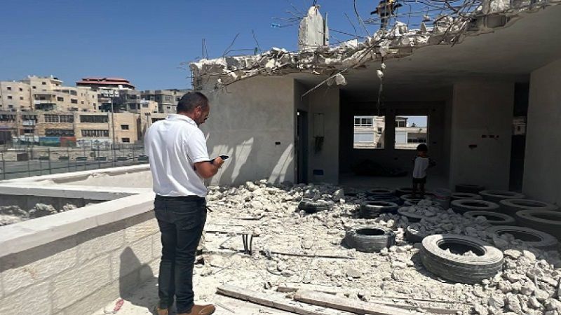 فلسطين المحتلة: سلطات الاحتلال تجبر عائلة فلسطينية على هدم منزلها في رهط 
