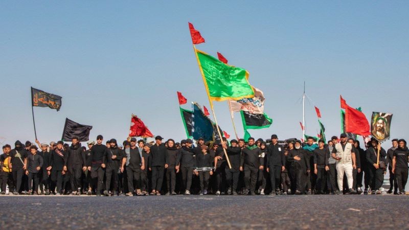 بالصورة: أهالي الناصرية جنوبي العراق  ينطلقون في مسيرة العزاء نحو كربلاء المقدسة