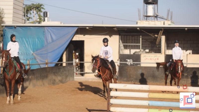 فلسطينية تتحدى القيود وتدريب الفتيات على ركوب الخيل