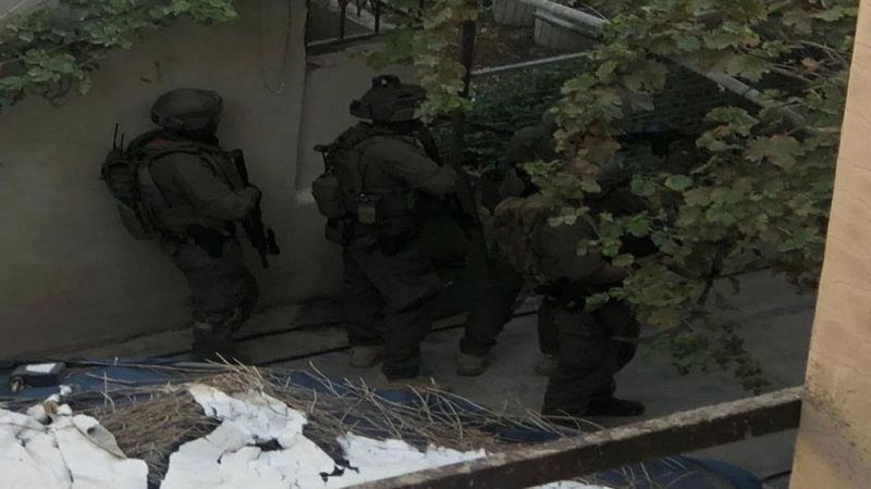 قوات &quot;إسرائيلية&quot; تعتقل مقاومًا من منزله عند أطراف مخيم جنين