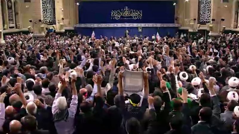 إيران: الإمام الخامنئي يلتقي الآلاف من أهالي محافظتي "سيستان وبلوشستان" و"خراسان الجنوبية"