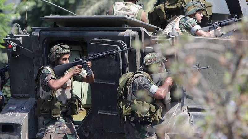 الجيش اللبناني يداهم مخيمات النازحين السوريين في عرسال بحثًا عن مخالفين 
