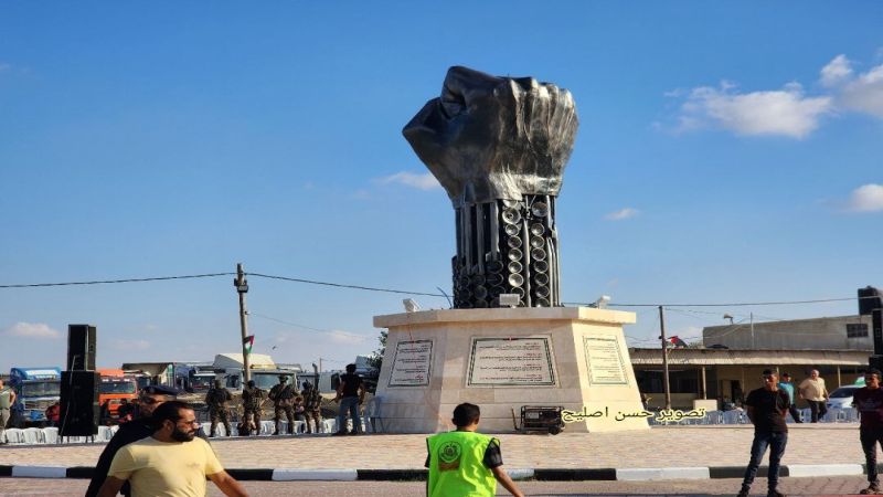فلسطين| بالصور: تدشين نصب تذكاري أمام معبر رفح البري في اختتام فعاليات ذكرى ١٨ لاندحار الاحتلال