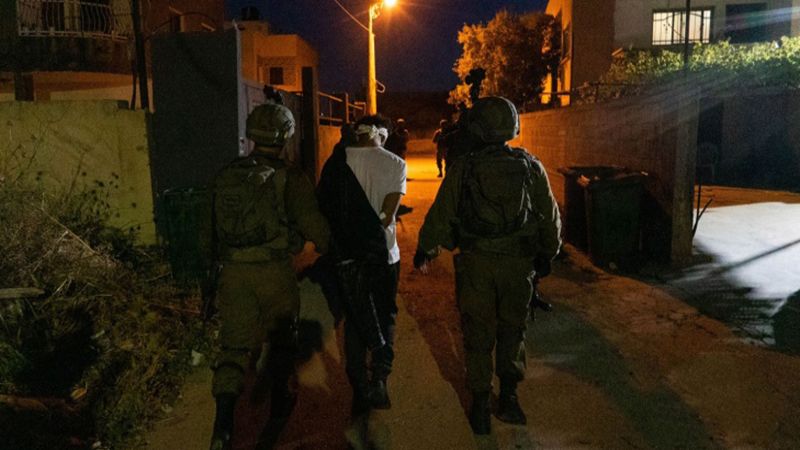قوات الاحتلال تعتقل 10 فلسطينيين في عدة مناطق بالضفة الغربية