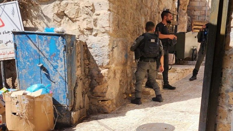فلسطين: قوات الاحتلال تعتقل شابًا وتفتشه قرب عقبة الشيخ لولو بالقدس المحتلة