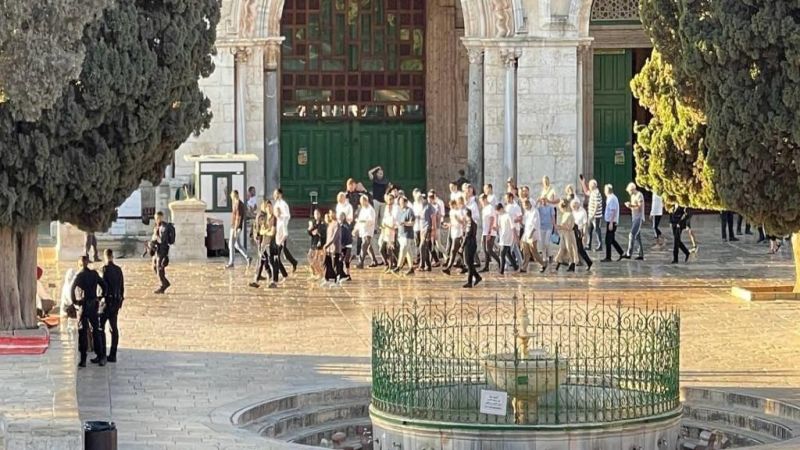 فلسطين: مستوطنون يقتحمون باحات المسجد الأقصى بحماية شرطة العدو