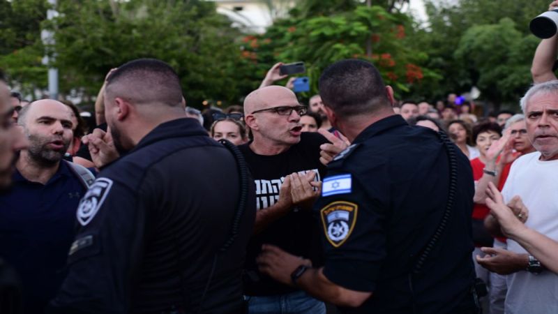 متظاهرون في "تل أبيب" يشتبكون مع مصلّين في "يوم الغفران" 