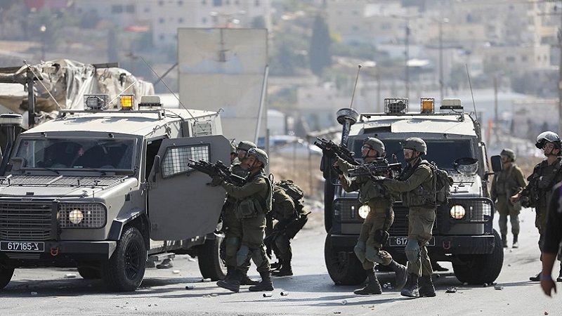 الاحتلال ينفّذ سلسلة مداهمات واعتقالات في الضفة الغربية 