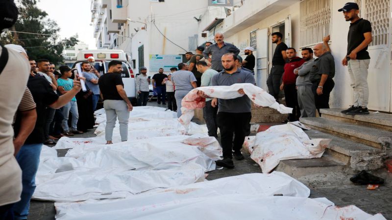 فلسطين: بالصور.. وضع جثامين الشهداء أمام مبنى ثلاجات الموتى في مستشفى الشفاء بغزة مع استمرار العدوان الصهيوني