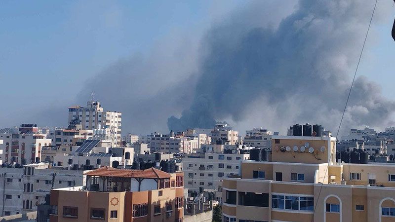 انتشال 14 شهيدًا وعدد كبير من الإصابات بعد استهداف منزل لآل العزايزة في دير البلح وسط قطاع غزة