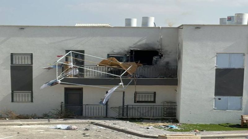 بالصورة.. إصابة منزل بشكل مباشر في مستوطنة سيديروت نتيجة الرشقة الصاروخية القسامية الأخيرة
