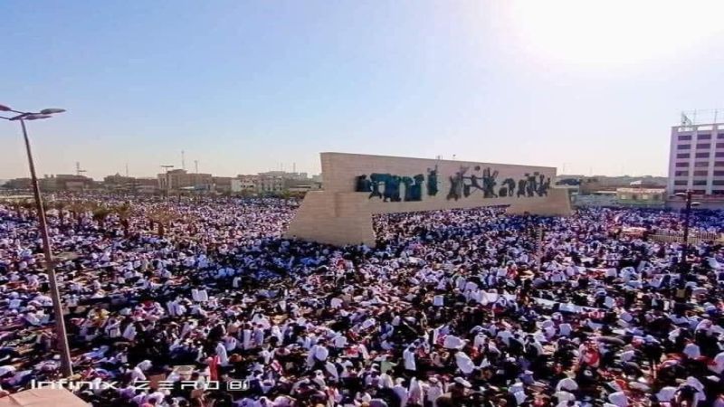بالصور.. آلاف العراقيين يحتشدون في ساحة التحرير دعمًا لفلسطين والمقاومة