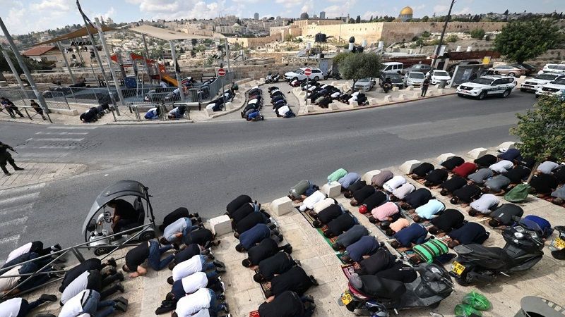 فلسطينيون يؤدون صلاة الجمعة في شوارع القدس المحتلة بعد منعهم من الوصول للمسجد الأقصى