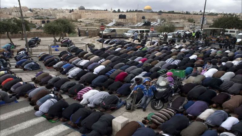 فلسطين: العشرات مُنعوا من دخول المسجد الأقصى من قبل قوات الاحتلال فأدوا الصلاة في الشارع