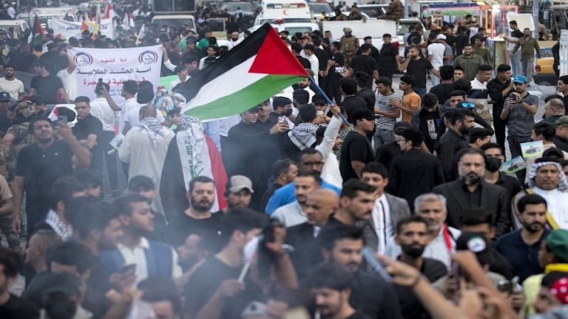 &quot;اعتصام مفتوح&quot; نصرةً لفلسطين.. حشود عراقية تتظاهر عند الحدود الأردنية