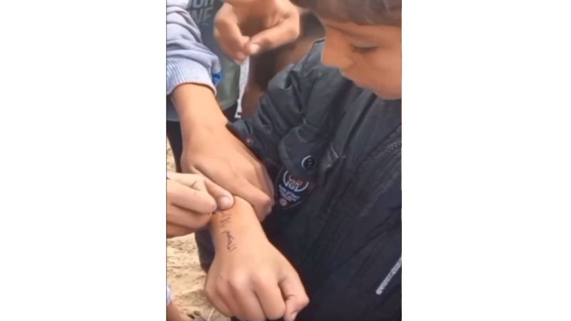 بالفيديو.. أطفال فلسطينيون يكتبون أسماءهم على أيديهم  للتعرف عليهم في حالة استشهادهم جراء القصف الإسرائيلي