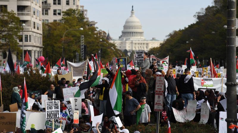 تنديدًا بسياسة بايدن الداعمة للحرب على غزّة.. تظاهرة حاشدة في واشنطن&nbsp;