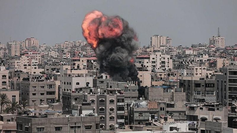 فلسطين: قذائف المدفعية تستهدف محيط مجمع كمال عدوان الطبي في مشروع بيت لاهيا بغزة والشظايا تتناثر في المكان