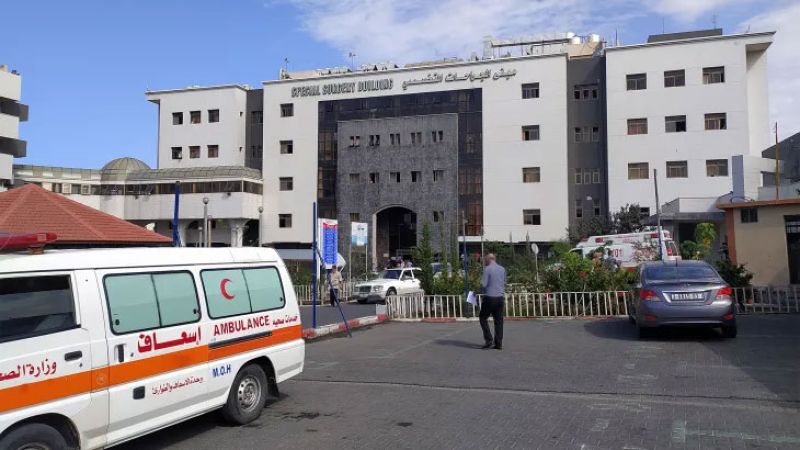فلسطين| مدير مجمع الشفاء الطبي: استشهاد رضيع الآن والجثث مكدسة داخل المجمع