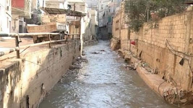 استعدادًا لموسم الشتاء.. وزارة الأشغال تواصل تنظيف مجرى نهر الغدير 