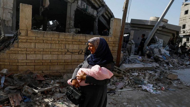 مغادرة آلاف النازحين وعشرات المرضى مستشفى القدس في غزة باتّجاه جنوبي القطاع سيرًا على الأقدام