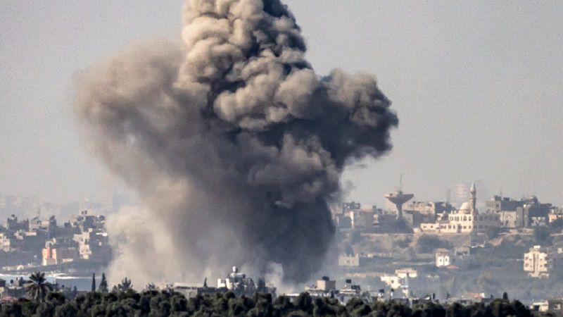 فلسطين المحتلة: الطائرات الحربية الصهيونية قصفت مقر بلدية غزة الأثري وسط المدينة ما يعني انهيار خدمات البلديات