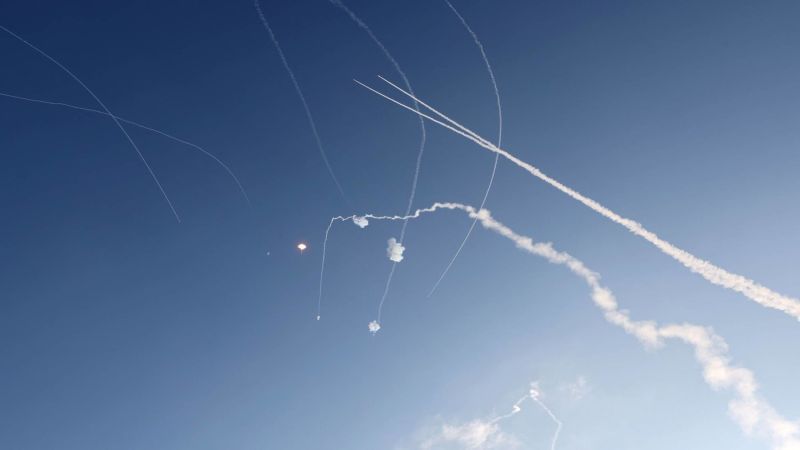 كتائب "القسام" تواصل إطلاق رشقات صاروخية تجاه الأراضي المحتلة