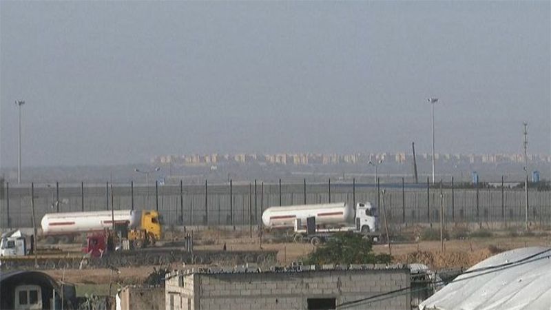 فلسطين: بدء دخول شاحنات الوقود من الجانب المصري عبر معبر رفح البري إلى قطاع غزة بعد أسابيع من الحصار