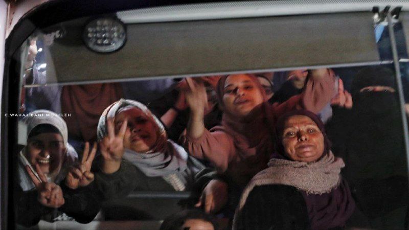 أسيرات يرفعن شارات النصر بعد تحريرهن على أيدي المقاومة الفلسطينية بغزة