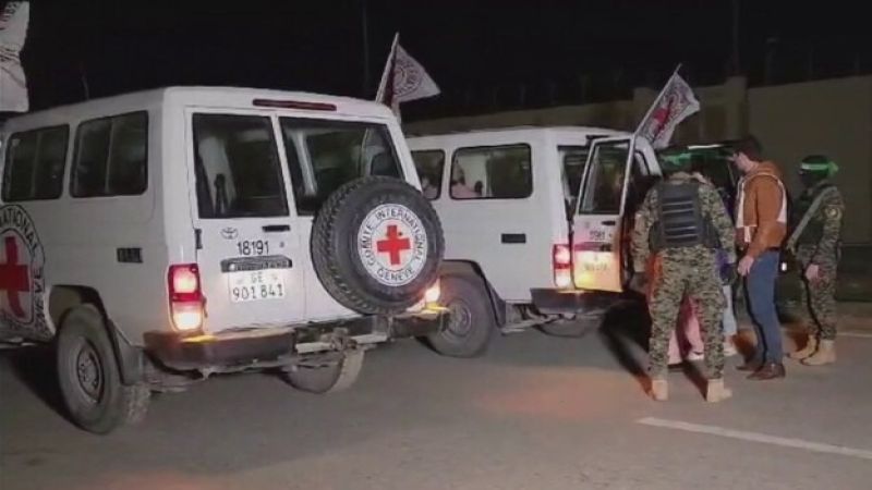 وصول سيارات الصليب الأحمر إلى الجانب المصري من معبر رفح بعد تسلمها 6 أسرى اسرائيليين من المقاومة الفلسطينية في غزة