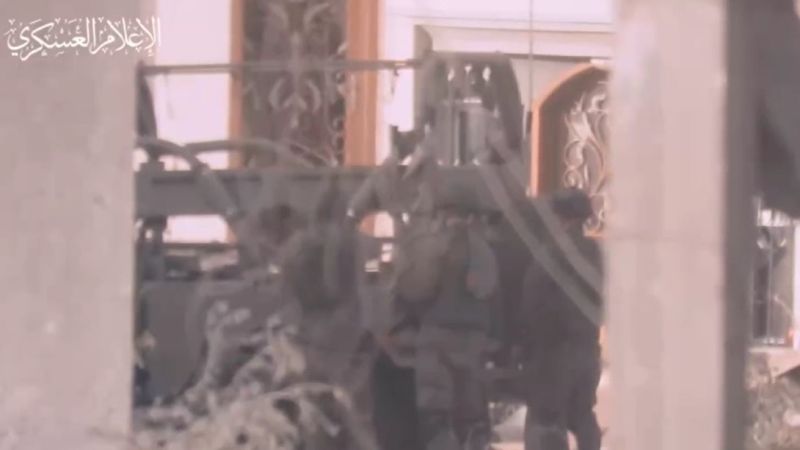 بالفيديو: القسام تستهدف آليات وجنود الاحتلال المتوغلة في محاور مدينة خان يونس جنوب غزة
