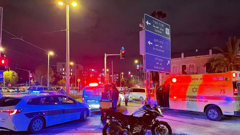 إعلام العدو: إصابة جنديين إسرائيليين أحدهما مجندة حالتها خطرة في عملية الطعن على حاجز مزموريا جنوب شرقي القدس بالضفة الغربية المحتلة