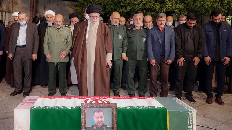 إيران تُشيّع شهيدها.. والإمام الخامنئي يُقيم الصلاة على الجثمان الطاهر 