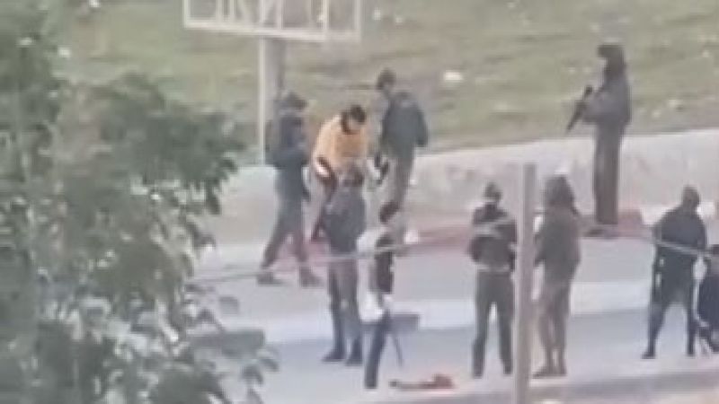 فلسطين| بالفيديو.. الاحتلال يعتقل أشقاء الشهيد عمرو محمد منفذ عملية الدهس في منطقة وادي الشاجنة