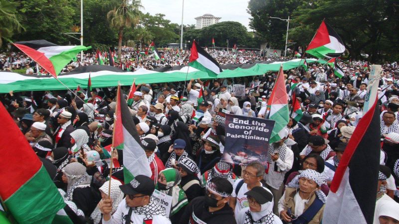 إندويسيا: آلاف الإندونيسيين يتظاهرون أمام السفارة الأميركية تنديدًا باستمرار العدوان على قطاع غزة
