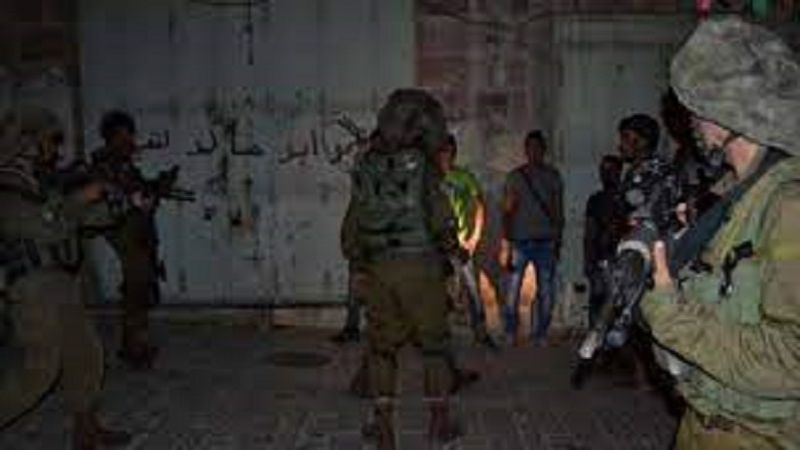 فلسطين المحتلة: قوات الاحتلال تحطم محتويات منازل منفذي عملية "رعنانا" في بلدة بني نعيم شرق الخليل
