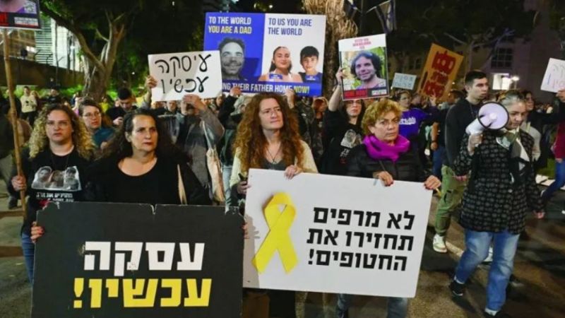 عائلات الأسرى الإسرائيليين تتظاهر أمام منزل نتنياهو: الوقت ينفد.. نريد صفقة&lrm;