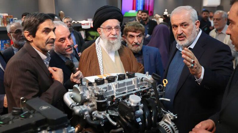 بالصور- الإمام الخامنئي يتفقّد معرض القدرات الإنتاجية الإيرانية