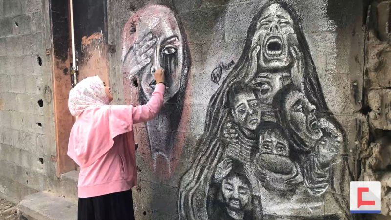 فنانة تشكيلية.. جداريات من وحي مأساة الحرب