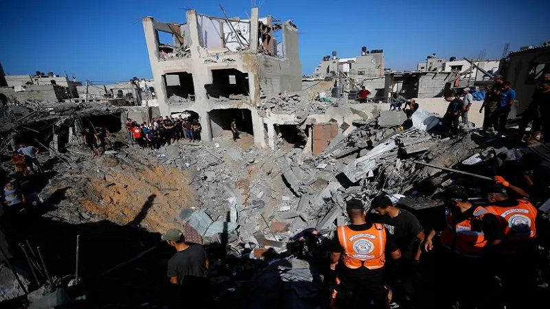 طيران الاحتلال الصهيوني يستهدف منزلًا غربي مخيم النصيرات وسط قطاع غزة