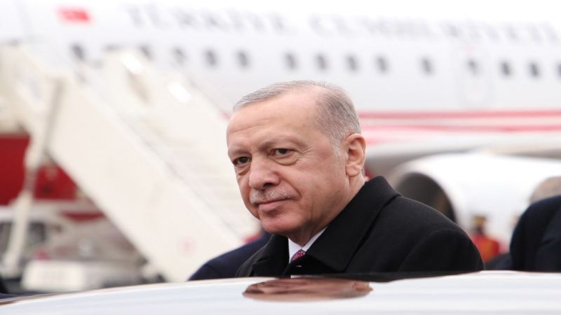 للمرة الأولى منذ 12 عامًا.. الرئيس التركي يصل إلى القاهرة
