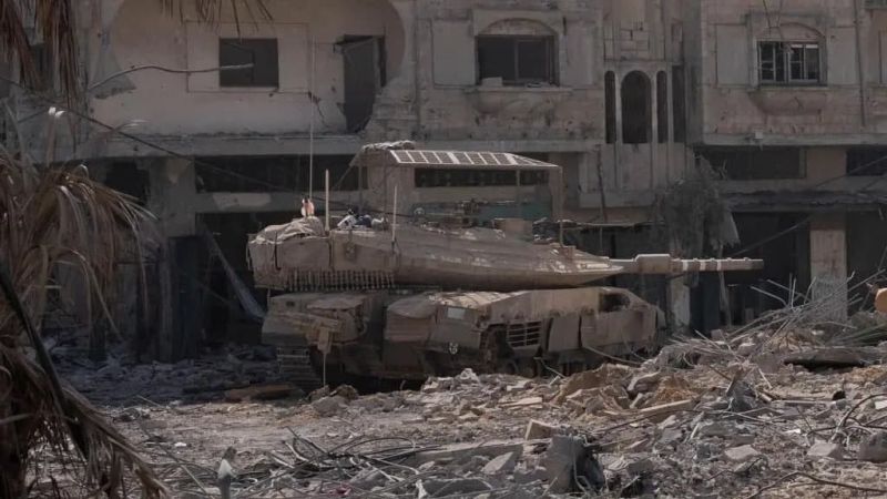صحيفة "معاريف": عشرات الدبابات لا تزال عالقة بانتظار سحبها إلى خارج قطاع غزة