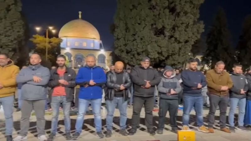 بالفيديو: رغم محاولة الاحتلال لمنعهم.. الآلاف يؤدّون صلاتي العشاء والتراويح في المسجد الأقصى المبارك