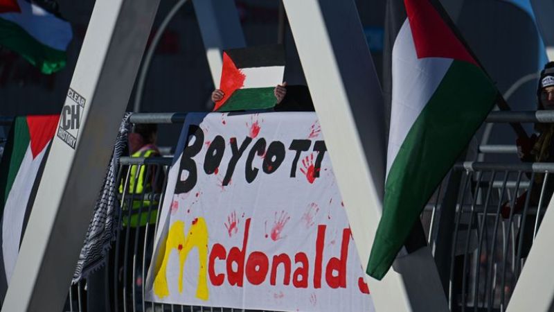 مع استمرار حملات المقاطعة.. ماكدونالدز تقرّ بانخفاص مبيعاتها في الشرق الأوسط