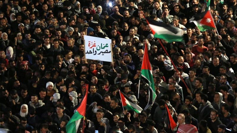 الأردن: تظاهرة حاشدة أمام سفارة كيان العدو في عمّان لليوم السادس تنديدًا بجرائمه في غزة